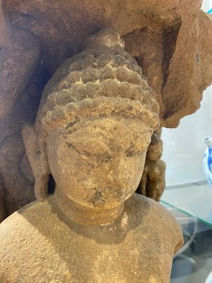 A red sandstone stele of the standing Jain Thirtankara Parshvanatha, India, Pala period, 11th C. — 照片 5
