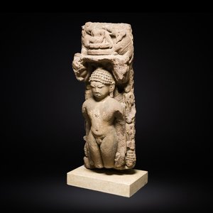A red sandstone stele of the standing Jain Thirtankara Parshvanatha, India, Pala period, 11th C. — 照片 1