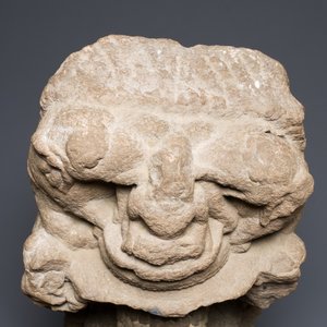 A red sandstone stele of the standing Jain Thirtankara Parshvanatha, India, Pala period, 11th C. — 照片 6