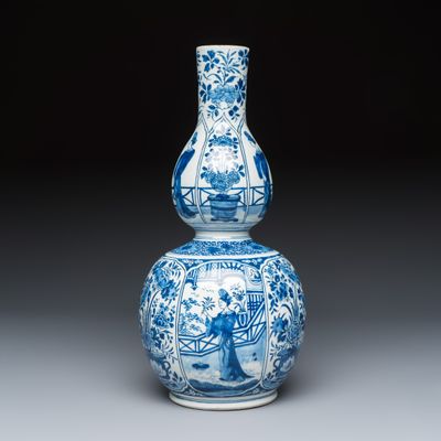 A refined blue and white Dutch Delft double gourd chinoiserie vase with long Eliza, early 18th C.