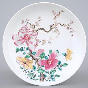 A refined famille rose dish with floral design, Yongzheng, 1722-1735 — 照片 1
