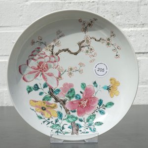 A refined famille rose dish with floral design, Yongzheng, 1722-1735 — 照片 3