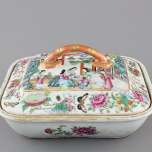 A refined rounded rectangular Canton famille rose tureen and cover, ca. 1860 — photo 1