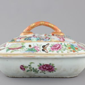 A refined rounded rectangular Canton famille rose tureen and cover, ca. 1860 — photo 2