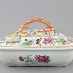 A refined rounded rectangular Canton famille rose tureen and cover, ca. 1860 — photo 4