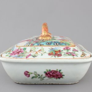 A refined rounded rectangular Canton famille rose tureen and cover, ca. 1860 — photo 5