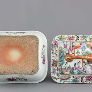 A refined rounded rectangular Canton famille rose tureen and cover, ca. 1860 — photo 7