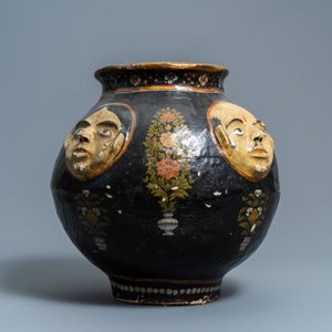 A relief-decorated papier-mâché vase with four faces, Kashmir, India, 19th C. — 照片 2