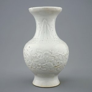 A relief-moulded blanc de Chine vase with flower scrolls, Kangxi — 照片 1