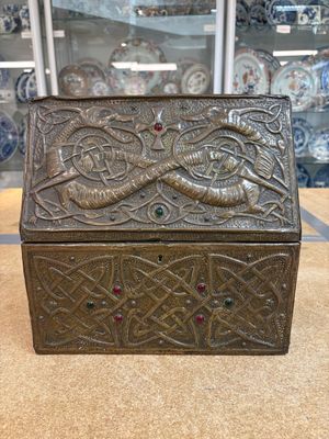 A repoussé copper and cabochon-mounted casket, attributed to Alfred Daguet, France, ca. 1900 — 照片 1
