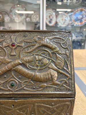 A repoussé copper and cabochon-mounted casket, attributed to Alfred Daguet, France, ca. 1900 — 照片 10