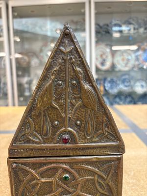 A repoussé copper and cabochon-mounted casket, attributed to Alfred Daguet, France, ca. 1900 — 照片 12