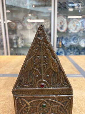 A repoussé copper and cabochon-mounted casket, attributed to Alfred Daguet, France, ca. 1900 — 照片 16