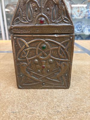 A repoussé copper and cabochon-mounted casket, attributed to Alfred Daguet, France, ca. 1900 — 照片 17