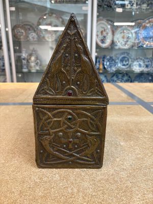 A repoussé copper and cabochon-mounted casket, attributed to Alfred Daguet, France, ca. 1900 — 照片 2