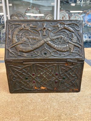A repoussé copper and cabochon-mounted casket, attributed to Alfred Daguet, France, ca. 1900 — 照片 3