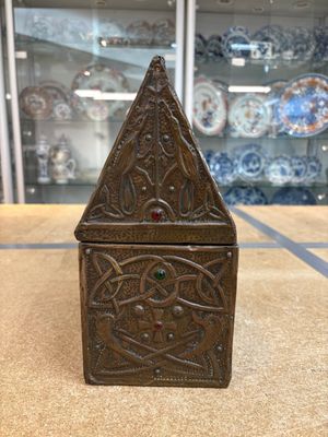 A repoussé copper and cabochon-mounted casket, attributed to Alfred Daguet, France, ca. 1900 — 照片 4