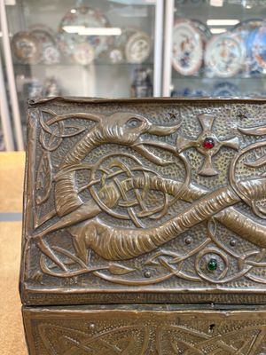 A repoussé copper and cabochon-mounted casket, attributed to Alfred Daguet, France, ca. 1900 — 照片 9