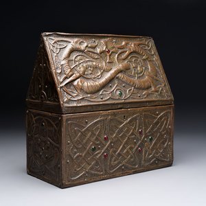 A repoussé copper and cabochon-mounted casket, attributed to Alfred Daguet, France, ca. 1900 — 照片 1