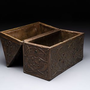 A repoussé copper and cabochon-mounted casket, attributed to Alfred Daguet, France, ca. 1900 — 照片 2