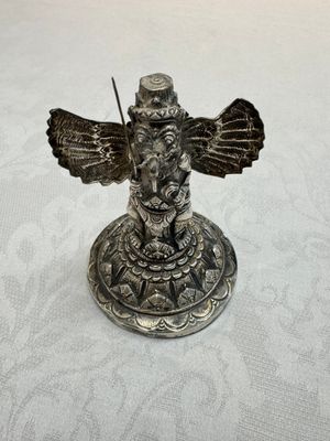 A repoussé silver figure of Garuda, Southeast Asia, 19/20th C. — foto 1