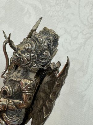 A repoussé silver figure of Garuda, Southeast Asia, 19/20th C. — foto 13