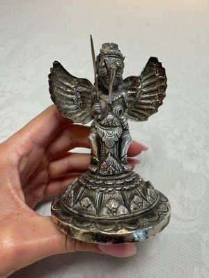 A repoussé silver figure of Garuda, Southeast Asia, 19/20th C. — foto 2