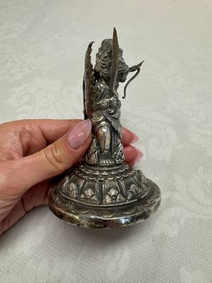 A repoussé silver figure of Garuda, Southeast Asia, 19/20th C. — foto 3