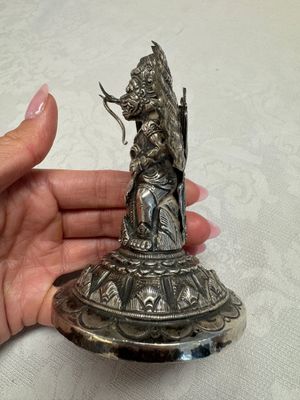 A repoussé silver figure of Garuda, Southeast Asia, 19/20th C. — foto 5