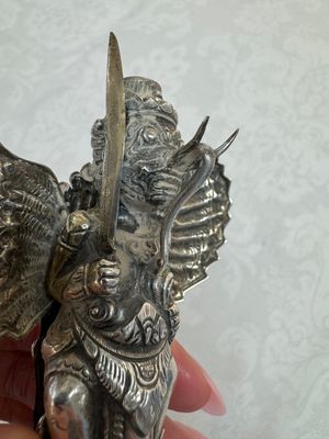 A repoussé silver figure of Garuda, Southeast Asia, 19/20th C. — foto 7