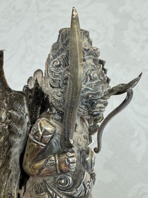A repoussé silver figure of Garuda, Southeast Asia, 19/20th C. — foto 8