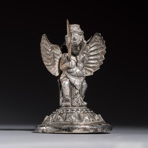 A repoussé silver figure of Garuda, Southeast Asia, 19/20th C. — foto 1