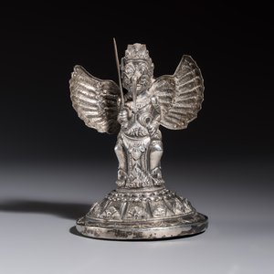 A repoussé silver figure of Garuda, Southeast Asia, 19/20th C. — foto 2