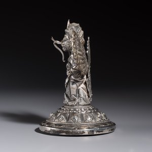 A repoussé silver figure of Garuda, Southeast Asia, 19/20th C. — foto 3