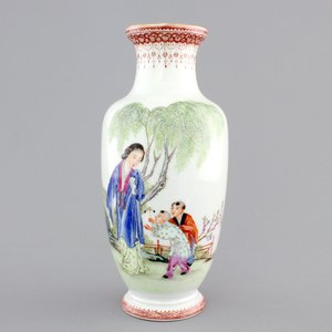 A republic Chinese porcelain famille rose vase, early 20th C. — photo 1
