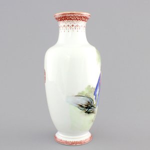 A republic Chinese porcelain famille rose vase, early 20th C. — photo 2