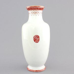A republic Chinese porcelain famille rose vase, early 20th C. — photo 3