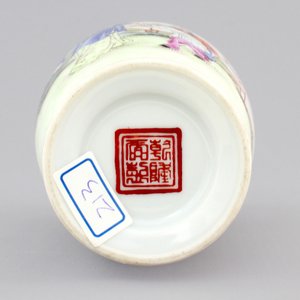 A republic Chinese porcelain famille rose vase, early 20th C. — photo 6