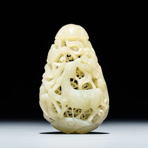 A reticulated Chinese celadon jade pendant and a lotus leaf with birds, 19/20th C. — 照片 4