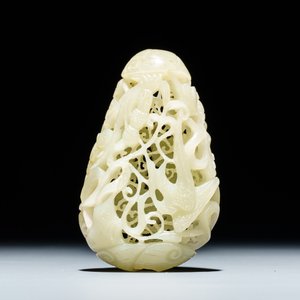 A reticulated Chinese celadon jade pendant and a lotus leaf with birds, 19/20th C. — 照片 6