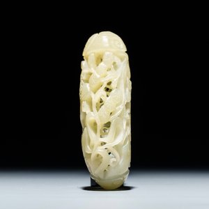 A reticulated Chinese celadon jade pendant and a lotus leaf with birds, 19/20th C. — 照片 7