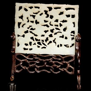 A reticulated Chinese celadon jade plaque with a deer and a bat, on wooden stand, 19th C. — 照片 2