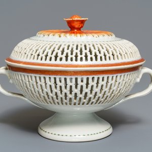 A reticulated Chinese export chestnut bowl and cover, Qianlong — 照片 1