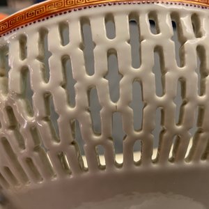 A reticulated Chinese export chestnut bowl and cover, Qianlong — 照片 11