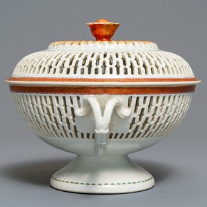 A reticulated Chinese export chestnut bowl and cover, Qianlong — 照片 3