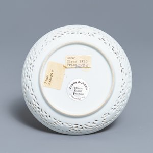 A reticulated Chinese famille rose cup and saucer, Qianlong — 照片 3