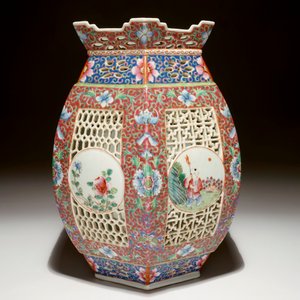 A reticulated Chinese famille rose lantern, 19/20th C. — photo 4