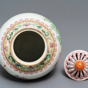 A reticulated Chinese famille rose 'Playing boys' vase, Jiaqing mark, Republic — 照片 5