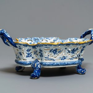 A reticulated Dutch Delft blue and white basket with a view on a wine cellar, 18th C. — 照片 2