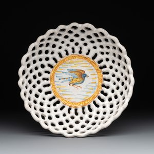 A reticulated Italian blue, white and yellow 'bird' bowl, Italy, Faenza or Deruta, 17th C. — photo 1